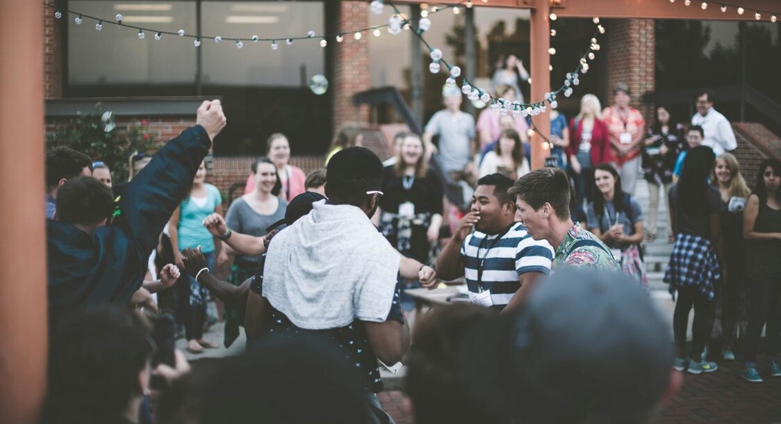 ‘Offline’ Trend Sees Thousands Attending Phone-Free Concerts, Dates, and Events Where You Can ‘Find Your People’