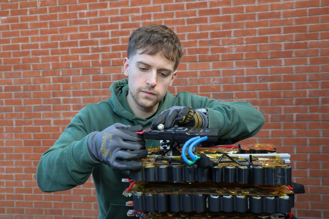 Engineer Powers Entire Home Using 500 Discarded Vapes–Documented in Fascinating Viral Video
