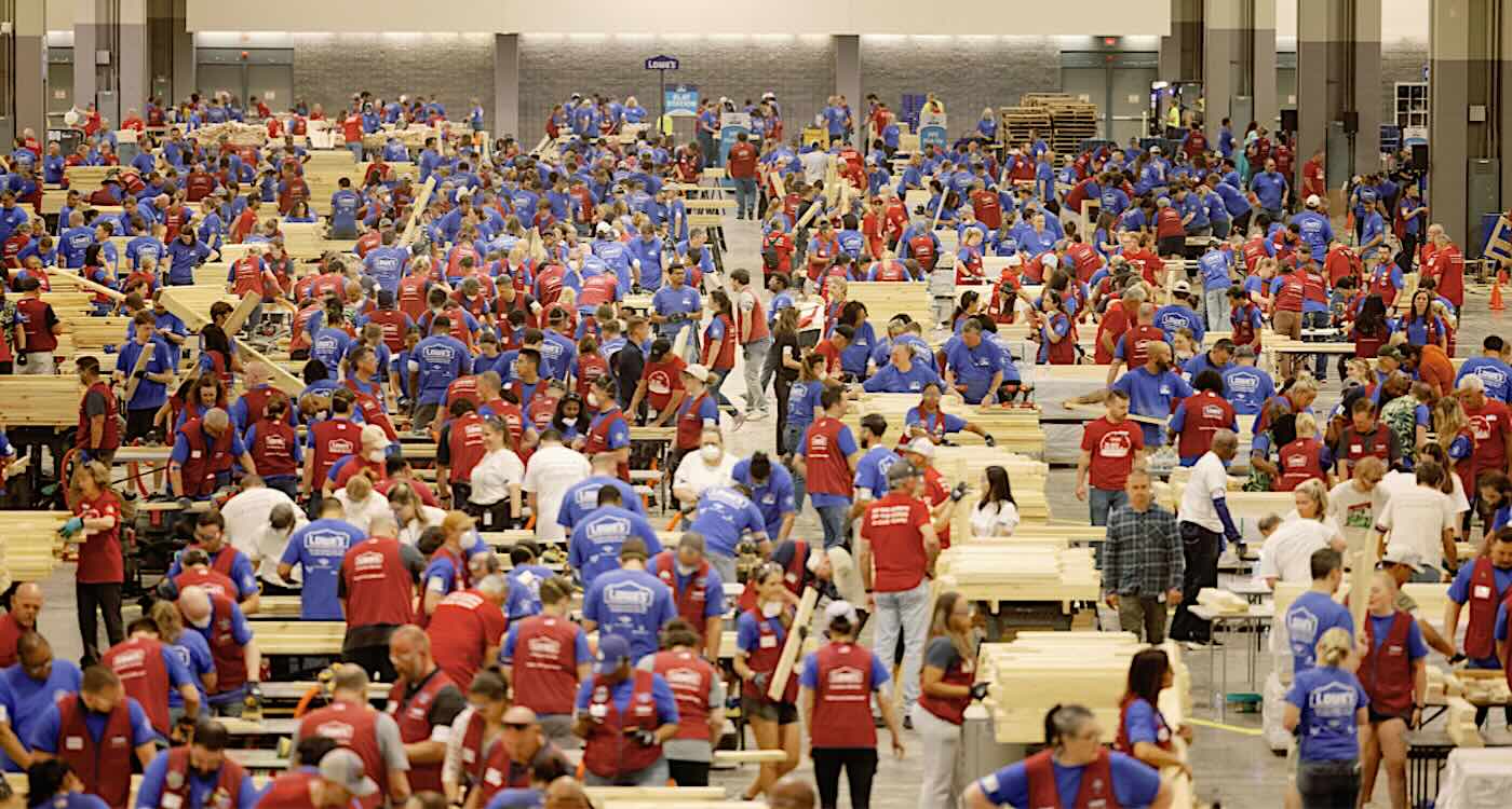 6,500 Volunteers Build 10,000 Beds in 24 Hours for Kids Who Don’t Have One of Their Own (WATCH)