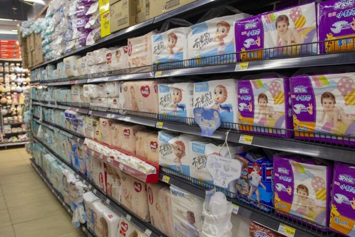 Japanese diaper brands on a shelf - credit 維基小霸王- CC BY-SA 4.0.