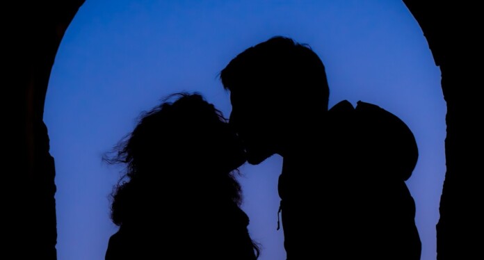 Kiss sillouette love couple by Akbar Nemati FGyIKir0mqY-unsplash