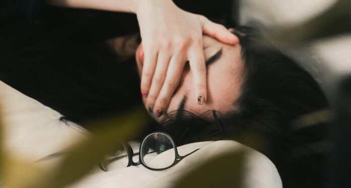 Woman tired frustrated depression noir Ephraim Mayrena zS8jbDBBZk0-unsplash