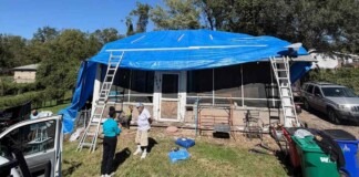 Strangers Showed Up to Man’s Destroyed House to Put Up a Tarp Having Seen His Televised Plea
