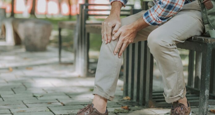 Knee pain from arthritis by Getty Images For Unsplash+ Zfi2Hb_qlaY