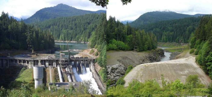 (Left) the Elwha Dam in 2005 (right) and the dam in 2013, several years after its removal - credit, (left) Ben Cody CC 3.0. BY-SA (right) Zandcee, CC 3.0. BY-SA
